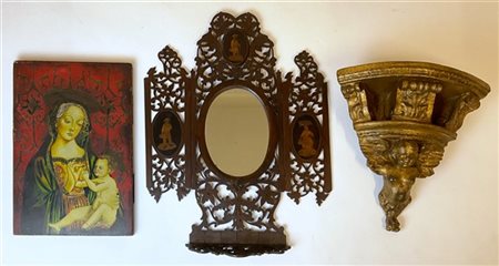 Lotto composto da una specchiera sorrentina tripartita in legno traforato e int