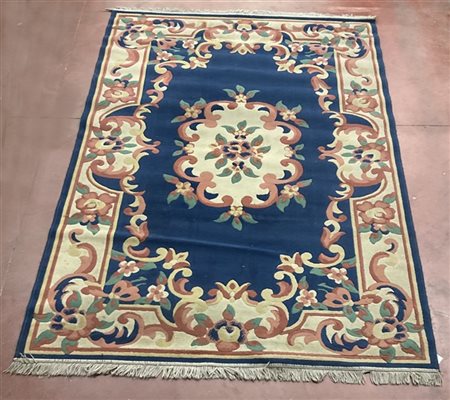 Tappeto meccanico di recente manifattura. Decoro di tipo Aubusson realizzato co