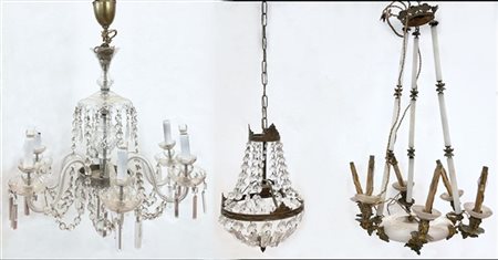 Lotto composto da tre diversi lampadari di cui uno in vetro e due in metallo e