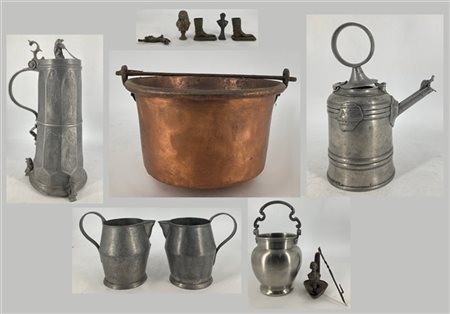 Cartone contenente diversi oggetti in peltro, rame, bronzo e altri materiali di