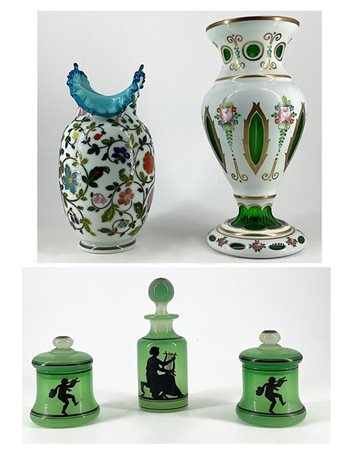 Lotto composto da due diversi vasi in vetro dipinto in policromia a motivi flor