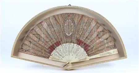 Ventaglio con stecche in osso inciso, traforato e dorato. Pagina in tessuto Kas