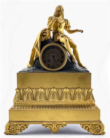 Pendola in bronzo dorato e patinato a soggetto galante.
Cassa a plinto poggiant