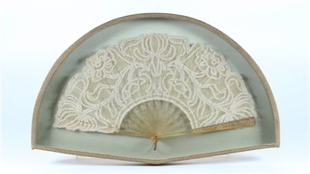 Ventaglio con stecche di bachelite color ambra chiara, incise e dorate. Pagina