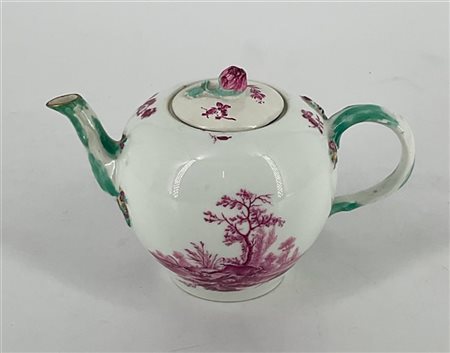 Manifattura di Meissen, fine secolo XVIII. Teiera con coperchio in porcellana d