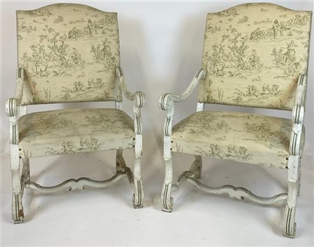 Coppia di poltrone in legno intagliato e dipinto con gambe e traverse a ossa di