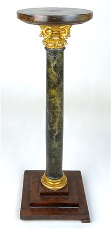 Gueridon in legno dipinto a finto marmo con sostegno a colonna e capitello dora