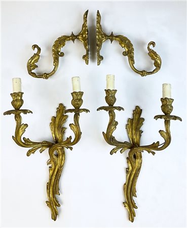 Lotto composto da coppia di applique a due fiamme in metallo dorato con bracci