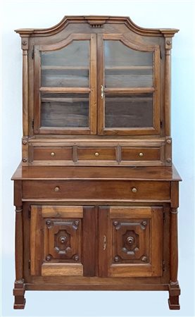 Credenza a due corpi con parte inferiore a due ante e un cassetto sottopiano, p