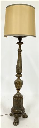 Grande piantana in legno intagliato e argentato con fusto in parte scanalato e