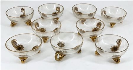 Gruppo di nove coppette in vetro con ansa e piedi costolati e dorati (d. cm 9)