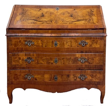 Ribalta lastronata in noce e radica di noce, filettata in legno chiaro. Fronte