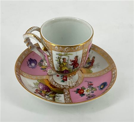Manifattura di Dresda. Tazza con piattino in porcellana dipinta in policromia e