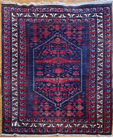 Tappeto Yagi Bedir, Persia, secolo XX. Decoro con medaglione blu decorato con m