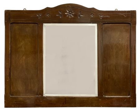 Pannello pensile in legno con parte centrale a specchio intagliato a motivi flo