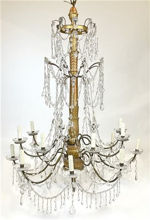 Antico lampadario con fusto in legno intagliato e dorato a sedici luci su doppi