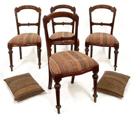 Gruppo di quattro sedie in mogano con schienale a giorno, gambe posteriori a sc