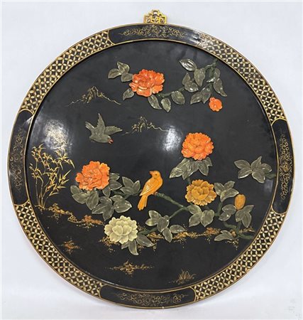 Pannello in legno laccato di forma circolare decorato con rami fioriti e volati