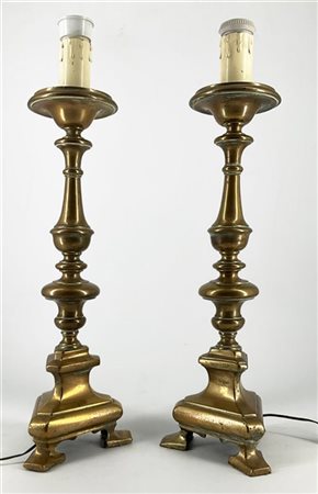 Coppia di candelieri in bronzo con fusto a baulaustro su base tripode, XVIII se