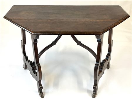 Antico tavolo fratino da parete in noce, gambe a lira riunite da traverse sagom