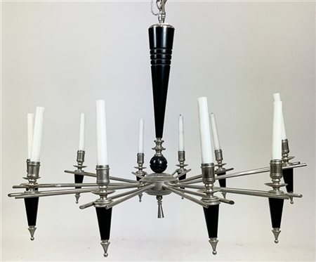 Lampadario in metallo cromato e legno ebanizzato a dieci bracci a forma di ragg