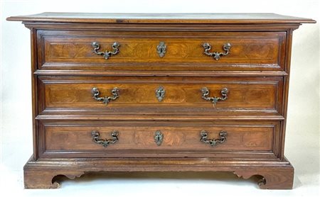 Cassettone in noce filettato, fronte a tre cassetti e piedi a mensola. Secolo X