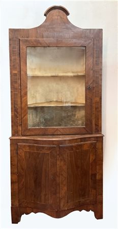 Cantonale a due corpi lastronato in noce e filettato, parte inferiore mossa a d