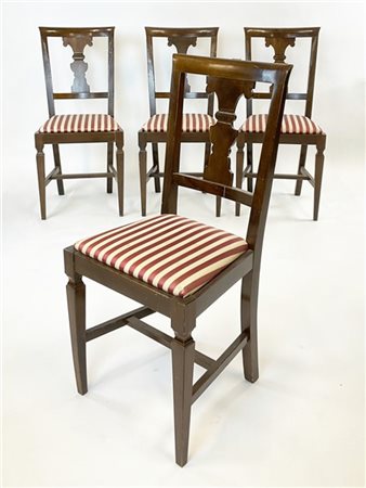 Gruppo di otto sedie con schienale centrato da cartella sagomata, quattro con s