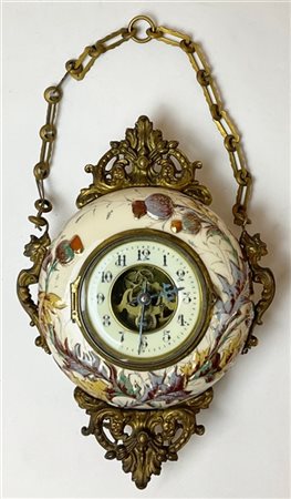 Orologio da parete del tipo "Boulangère" in ceramica policroma e metallo dorato