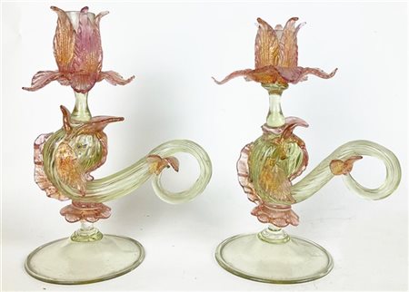 Manifattura di Murano, secolo XX. Coppia di candelieri in vetro policromo soffi