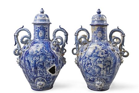 Manifattura ligure. Coppia di grandi vasi biansati con coperchio in maiolica de