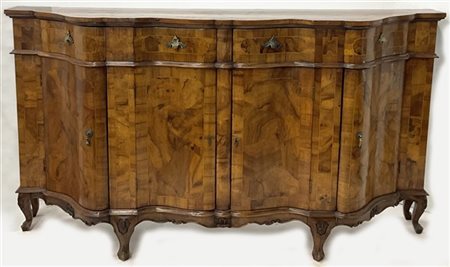 Credenza lastronata in radica e filetatta con fronte sagomato a quattro ante e