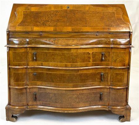 Ribalta lastronata e filettata in legni vari con fronte mosso a tre cassetti, c