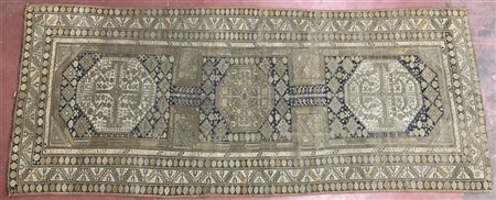 Tappeto Shirwan, Caucaso, fine secolo XIX. Decoro con tre medaglioni ottagonali