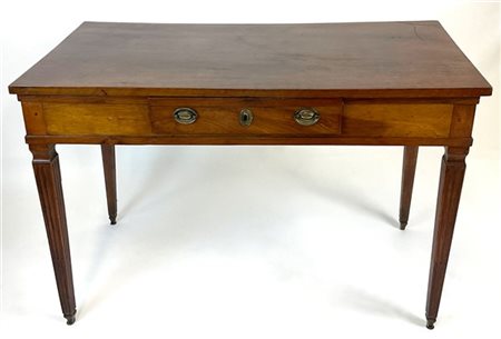 Scrittoio da centro in noce con un cassetto nella fascia, gambe scanalate ad ob