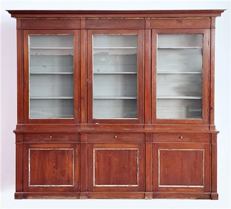 Libreria a due corpi in legno tinto, parte superiore a tre ante con vetri, part