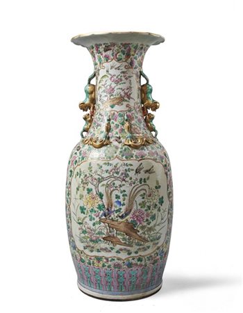 Vaso a balaustro in porcellana policroma Famiglia Rosa con il fondo decorato co