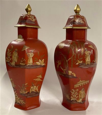 Manifattura di Limoges. Coppia di potiche con coperchio in porcellana di forma