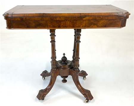 Tavolino da gioco con piano a libro, sostegno a colonnine tornite su quattro pi