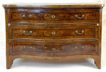 Cassettone di forma mossa lastronato in radica, legni vari e filettato, fronte