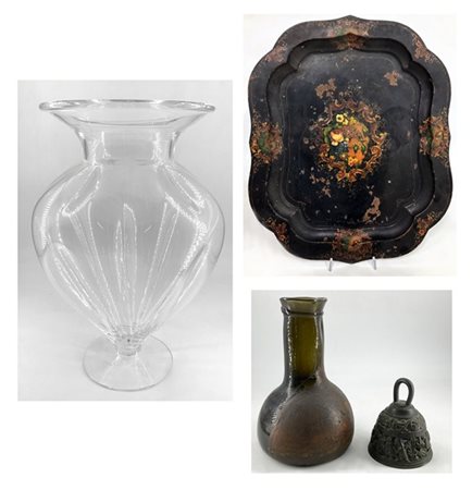 Lotto composto da un vassoio in tolla dipinta (cm 59x48), un'antica bottiglia i