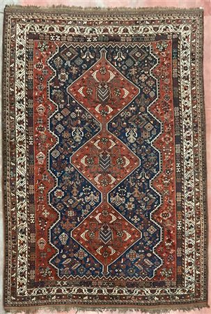 Tappeto Qashqai, Persia, secolo XX. Decoro con tre medaglioni romboidali rossi