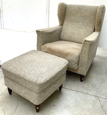 Poltrona ad orecchioni con pouf rivestini in tessuto grigio, piedini tronconici