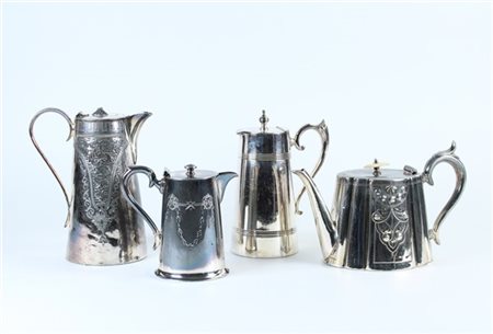 Manifattura inglese. Lotto composto da tre diversi versatoi e una teiera in old