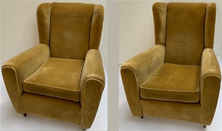 Coppia di poltrone ad orecchioni rivestite in velluto color senape, piedini tro