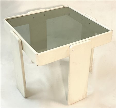 Tavolino da salotto in legno laccato bianco con piano in vetro fumè. Italia, an