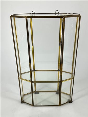 Teca espositore ottagonale con ripiani in vetro e metallo dorato (h. cm 36) (di