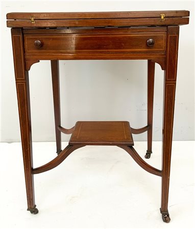 Tavolino da gioco a fazzoletto in mogano filettato in bois de rose con alette a