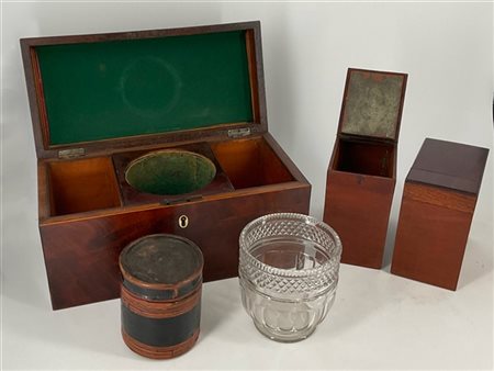 Lotto composto da un tea caddy con cofanetto impiallacciato in mogano, interno