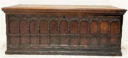 Cassapanca in pino con fronte e fianchi decorati a motivi ad arco intagliati a